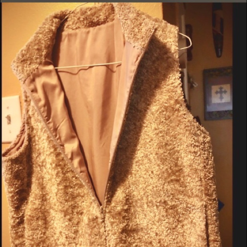 Great soft vest in a gold/tan
